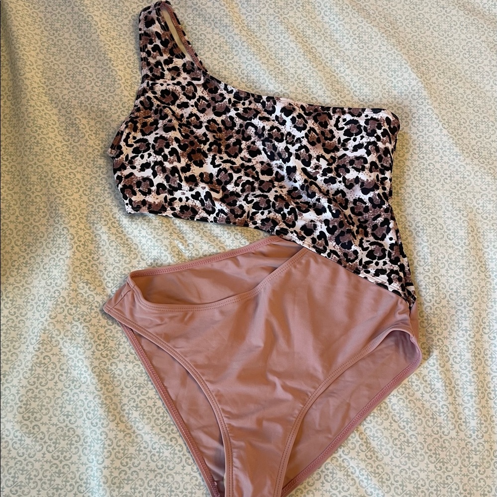 SweatyRocks one piece women’s swimsuit size L
